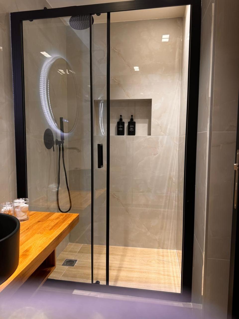 아테네 Triple A - Near Ermou Shopping Street - Family Hospitality - Free Parking! 아파트 호텔 외부 사진